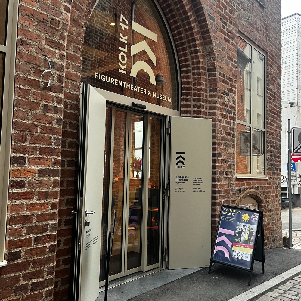 Foto vom Eingang zum Foyer mit Beschilderung